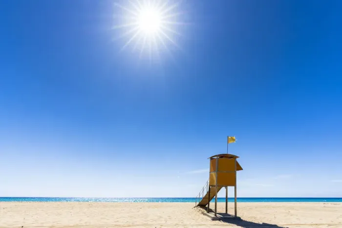 Framed Print : Sun shining over the lifeguards cabin by the ocean, Morro Jable, Fuerteventura Framed Print : Sun shining over the lifeguards cabin by the ocean, Morro Jable, Fuerteventura