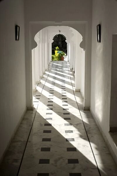 Sunlight on Moghul style passageway, Udaipur, Rajasthan, India, Asia