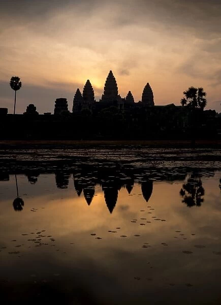 Sunrise over Angkor Wat, Angkor, UNESCO World Heritage Site, Siem Reap, Cambodia, Indochina, Southeast Asia, Asia