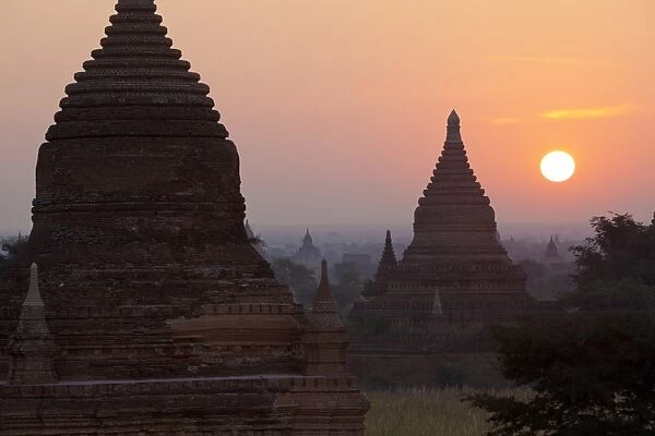 Sunrise over the Bagan temples dating from the 11th and 13th centuries, Bagan (Pagan), Central Myanmar, Myanmar (Burma), Asia