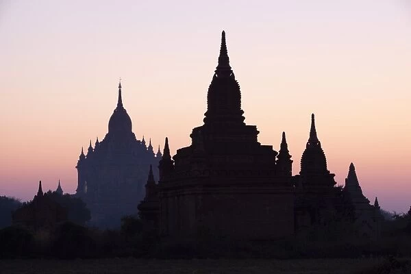 Sunrise over the Bagan temples dating from the 11th and 13th centuries, Bagan (Pagan), Central Myanmar, Myanmar (Burma), Asia