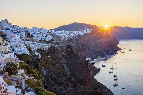 Sunrise over coast of Oia and typical white buildings, Santorini, Cyclades, Greek Islands, Greece, Europe
