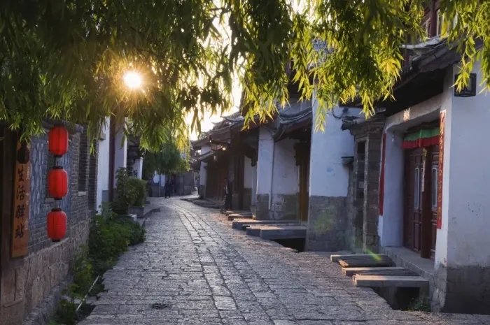 Framed Print : Sunrise on a cobbled streets in Lijiang Old Town, UNESCO World Heritage Site Framed Print : Sunrise on a cobbled streets in Lijiang Old Town, UNESCO World Heritage Site