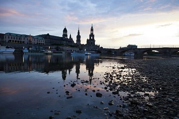 Sunrise over the Elbe river with Dresden in the background, Saxony, Germany, Europe