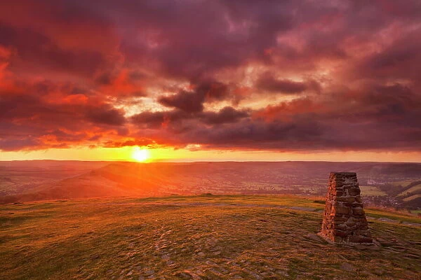 Sunrise on Great Ridge, Mam Tor, Hope Valley, Peak District National Park, Derbyshire, England, United Kingdom, Europe