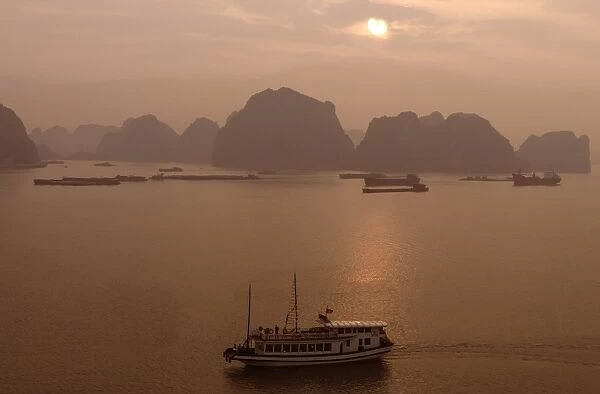 Sunrise at Halong Bay, UNESCO World Heritage Site, Vietnam, Indochina, Southeast Asia, Asia