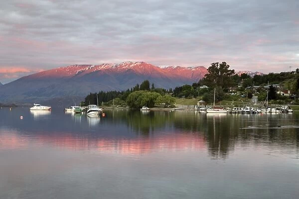 Sunrise over Lake Wanaka, Wanaka, Otago, South Island, New Zealand, Pacific