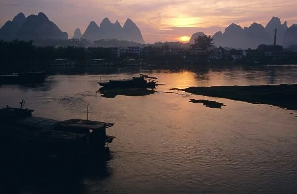 Sunrise over Li River, Yangshuo, China, Asia