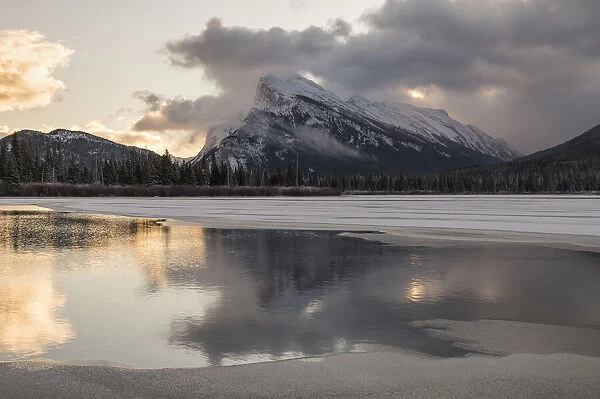 Sunrise at Mount Rundle and Vermillion Lakes with ice and snow, Banff National Park, UNESCO World Heritage Site, Alberta, Canadian Rockies, Canada, North America