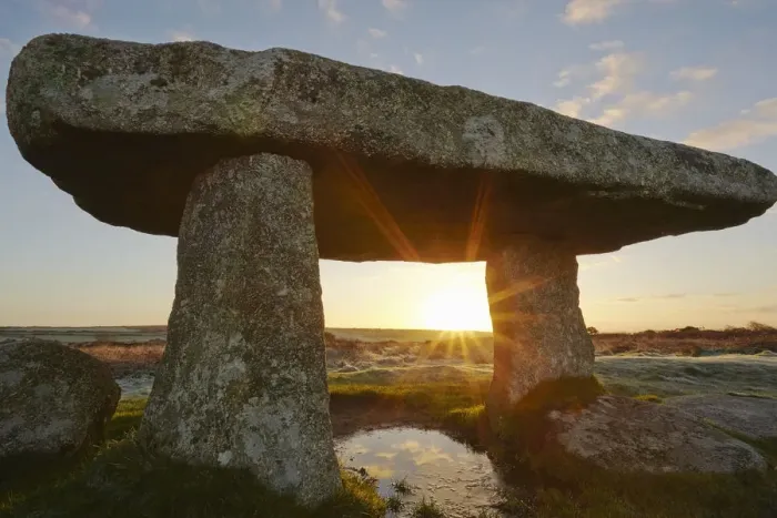 Framed Print : A sunrise view of the remains of a prehistoric burial chamber, known as Lanyon Quoit Framed Print : A sunrise view of the remains of a prehistoric burial chamber, known as Lanyon Quoit