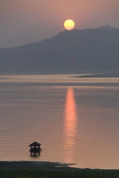 Sunset, Ayeyarwaddy River, Bagan (Pagan), Myanmar (Burma), Asia