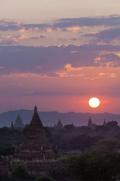 Sunset over the Bagan temples dating from the 11th and 13th centuries, Bagan (Pagan), Central Myanmar, Myanmar (Burma), Asia