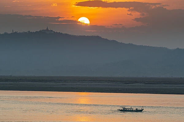 Sunset over the Irrawaddy River, Bagan (Pagan), Myanmar (Burma), Asia