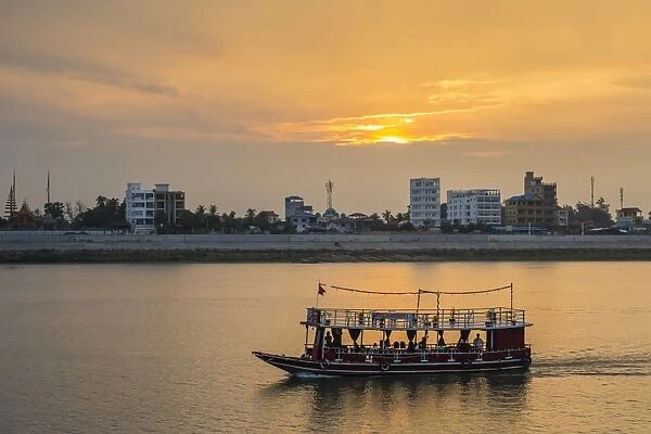 Sunset along the Mekong River in the capital city of Phnom Penh, Cambodia, Indochina, Southeast Asia, Asia