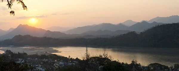 Sunset over the Mekong River from Wat Phousi, Luang Prabang, Laos, Indochina, Southeast Asia, Asia