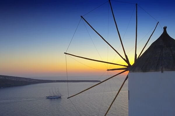Sunset in Oia, Santorini, Cyclades, Greek Islands, Greece, Europe