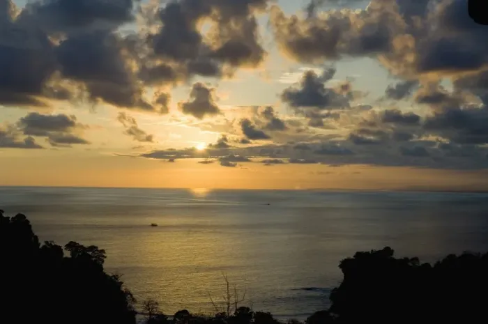 Framed Print : Sunset over Pacific near Manuel Antonio, Costa Rica Framed Print : Sunset over Pacific near Manuel Antonio, Costa Rica