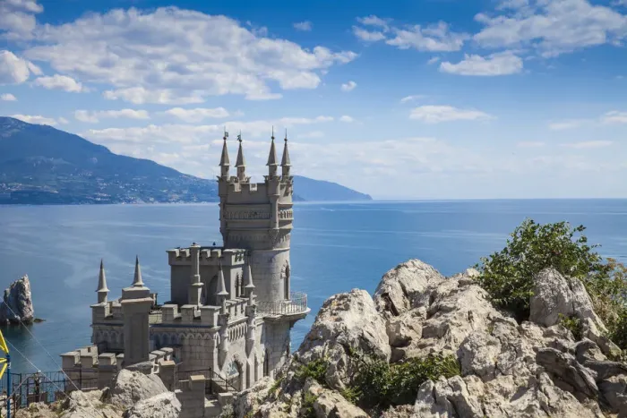Framed Print : The Swallows Nest castle perched on Aurora Cliff, Yalta, Crimea, Ukraine, Europe Framed Print : The Swallows Nest castle perched on Aurora Cliff, Yalta, Crimea, Ukraine, Europe