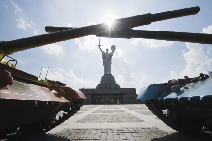 Framed Print : Tanks on display and Rodina Mat monument, Museum of the Great Patriotic War Framed Print : Tanks on display and Rodina Mat monument, Museum of the Great Patriotic War