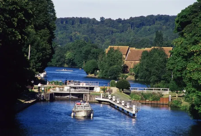 Framed Print : Temple Lock on the River Thames, near Bisham, Berkshire, England, United Kingdom, Europe Framed Print : Temple Lock on the River Thames, near Bisham, Berkshire, England, United Kingdom, Europe