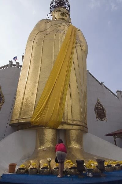The Temple of the Standing Buddha (Wat Intrawiharn), Bangkok, Thailand