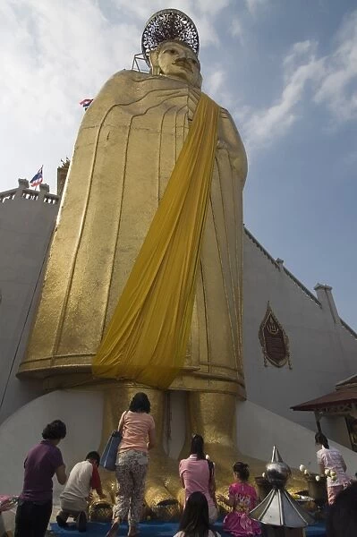 The Temple of the Standing Buddha (Wat Intrawiharn), Bangkok, Thailand