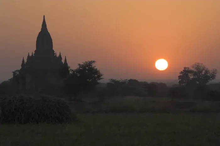 Framed Print : Temple at sunrise, Bagan (Pagan) archaeological zone, Myanmar (Burma), Asia Framed Print : Temple at sunrise, Bagan (Pagan) archaeological zone, Myanmar (Burma), Asia