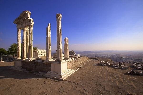 Temple of Trajan, Bergama (Pergamum), Anatolia, Turkey, Asia Minor, Eurasia