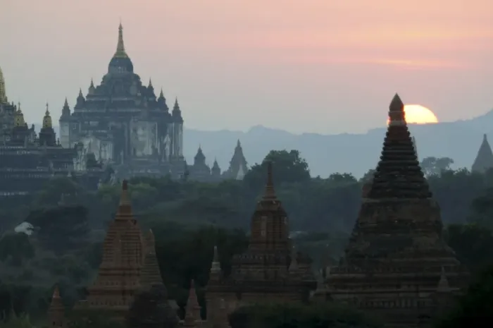 Framed Print : The temples and pagodas of the ruined town of Bagan at sunset, Bagan, Myanmar, Asia Framed Print : The temples and pagodas of the ruined town of Bagan at sunset, Bagan, Myanmar, Asia