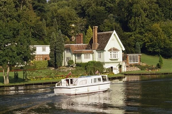 Thameside property near Henley, Oxfordshire, England, United Kingdom, Europe