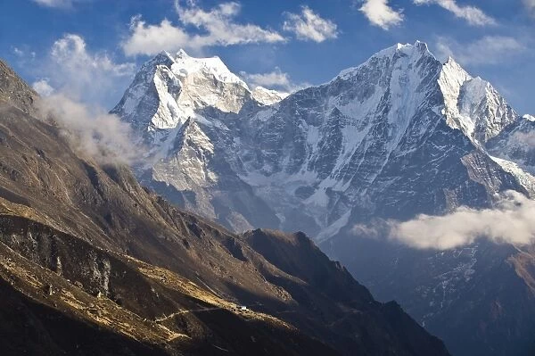 Thamserku, 6608 metres, and Kantega, 6685 metres, Dudh Kosi Valley, Solu Khumbu (Everest) Region, Nepal, Himalayas, Asia