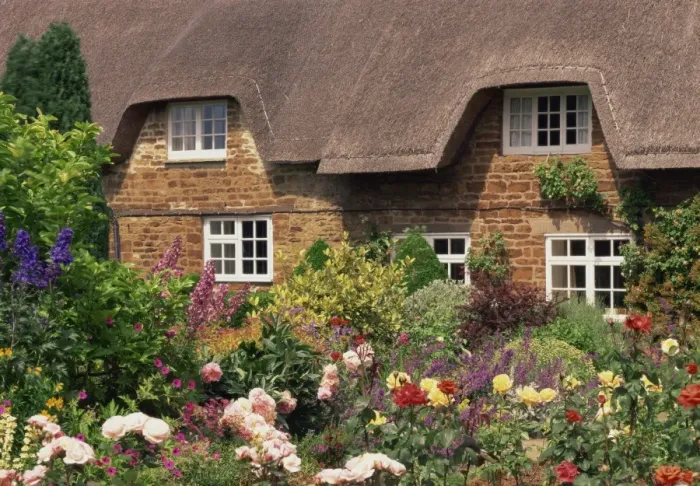 Framed Print : Thatched cottages with gardens full of summer flowers in Hampshire, England
