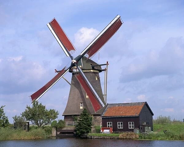 Thatched windmill on the canal at Kindersdijk