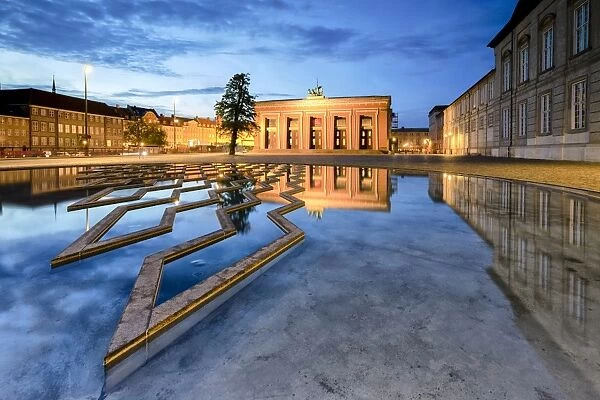 Thorvaldsens Museum reflected in the fountain of Bertel Thorvaldsens Square at night