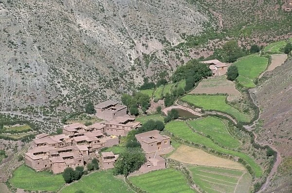 Tibetan arable farmers villages, Qamdo, Tibet, China, Asia
