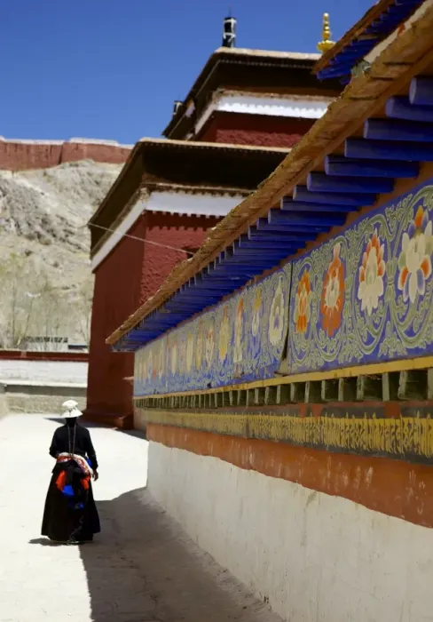 Framed Print : Tibetan Pilgrim circling the base of Kumbum chorten (Stupa) in the Palcho Monastery at Gyantse, Tibet, China, Asia