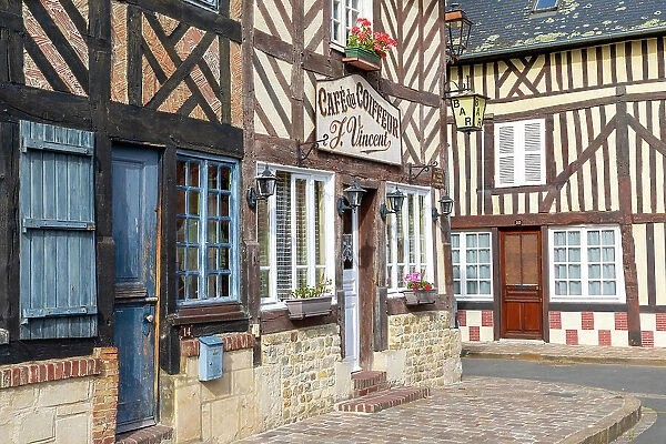 Timbered buildings in the Normandy village of Beuvron-en-Auge, Beuvron-en-Auge, Normandy, France, Europe
