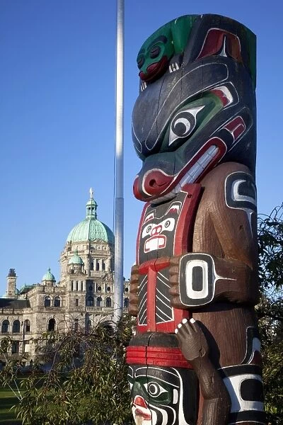 Totem Pole and Parliament Building, Victoria, Vancouver Island, British Columbia