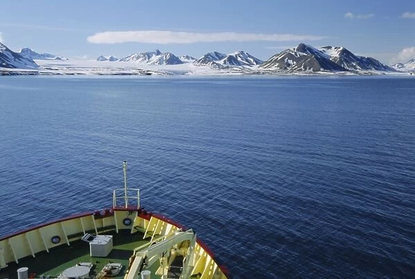 Tour ship heading to the Ramfjell Glacier