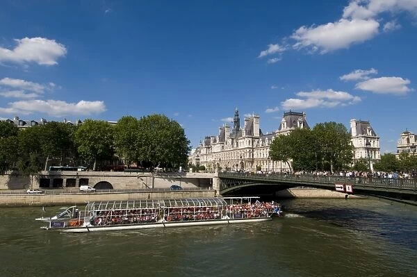 Tourist boat (bateau mouche) on the River Seine, Paris, France, Europe