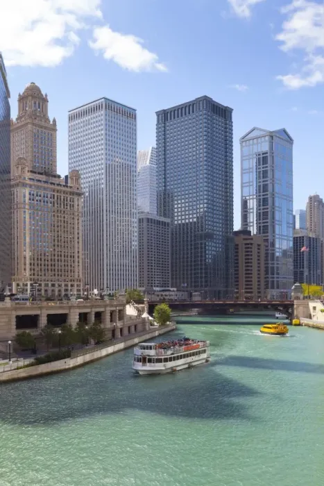 Framed Print : Tourist boat on the Chicago River with glass towers behind on West Wacker Drive, Chicago, Illinois, United States of America, North America Framed Print : Tourist boat on the Chicago River with glass towers behind on West Wacker Drive, Chicago, Illinois, United States of America, North America