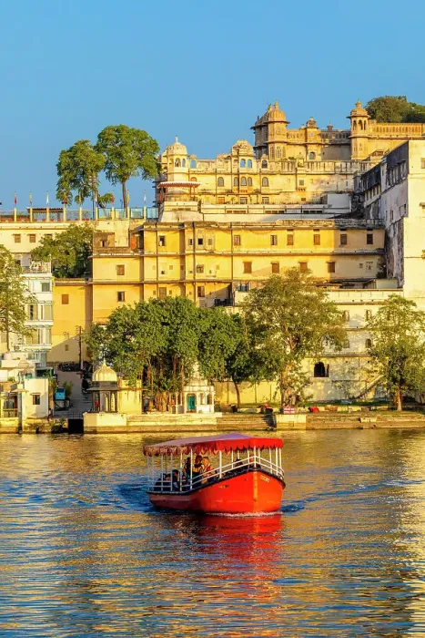 Framed Print : Tourist Boat on Lake Pichola with the City Palace in the background, Udaipur, Rajasthan, India, South Asia, Asia