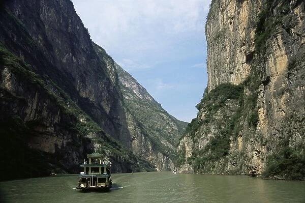Tourist boat in the Longmen Gorge, first of the Small Three Gorges, Yangtze Gorges