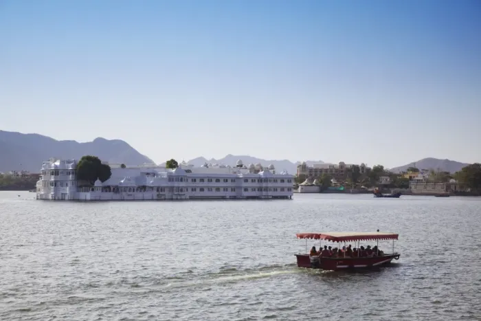 Framed Print : Tourist boat passing Lake Palace Hotel on Lake Pichola, Udaipur, Rajasthan, India, Asia Framed Print : Tourist boat passing Lake Palace Hotel on Lake Pichola, Udaipur, Rajasthan, India, Asia