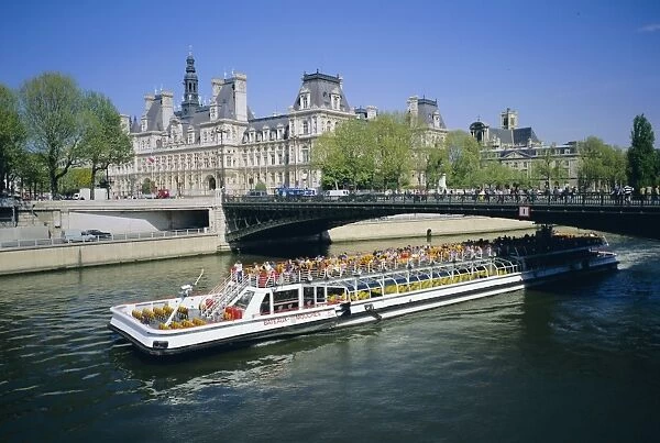 Tourist boat on the River Seine, Paris, France, Europe