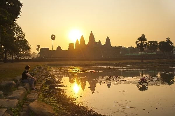 Tourist watching sunrise at Angkor Wat Temple, Angkor Temples, UNESCO World Heritage Site, Siem Reap Province, Cambodia, Indochina, Southeast Asia, Asia