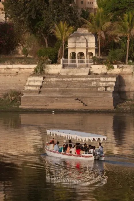 Framed Print : Tourists on a boat on Lake Pichola in Udaipur, Rajasthan, India, Asia Framed Print : Tourists on a boat on Lake Pichola in Udaipur, Rajasthan, India, Asia