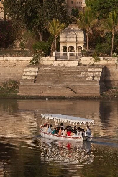 Tourists on a boat on Lake Pichola in Udaipur, Rajasthan, India, Asia