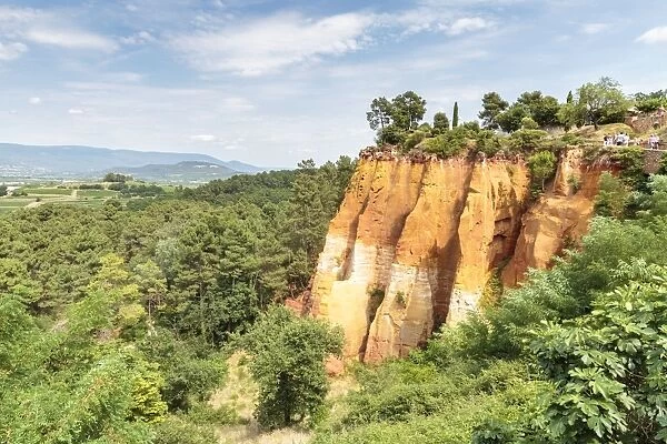 Tourists entering the Ochre trail and view of the ochre quarry, Roussillon, Vaucluse