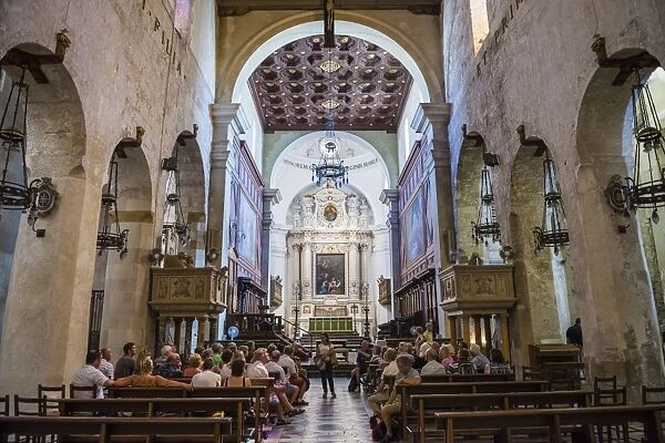 Tourists inside Syracuse Cathedral, Ortygia (Ortygia), Syracuse, UNESCO World Heritage Site, Sicily, Italy, Europe